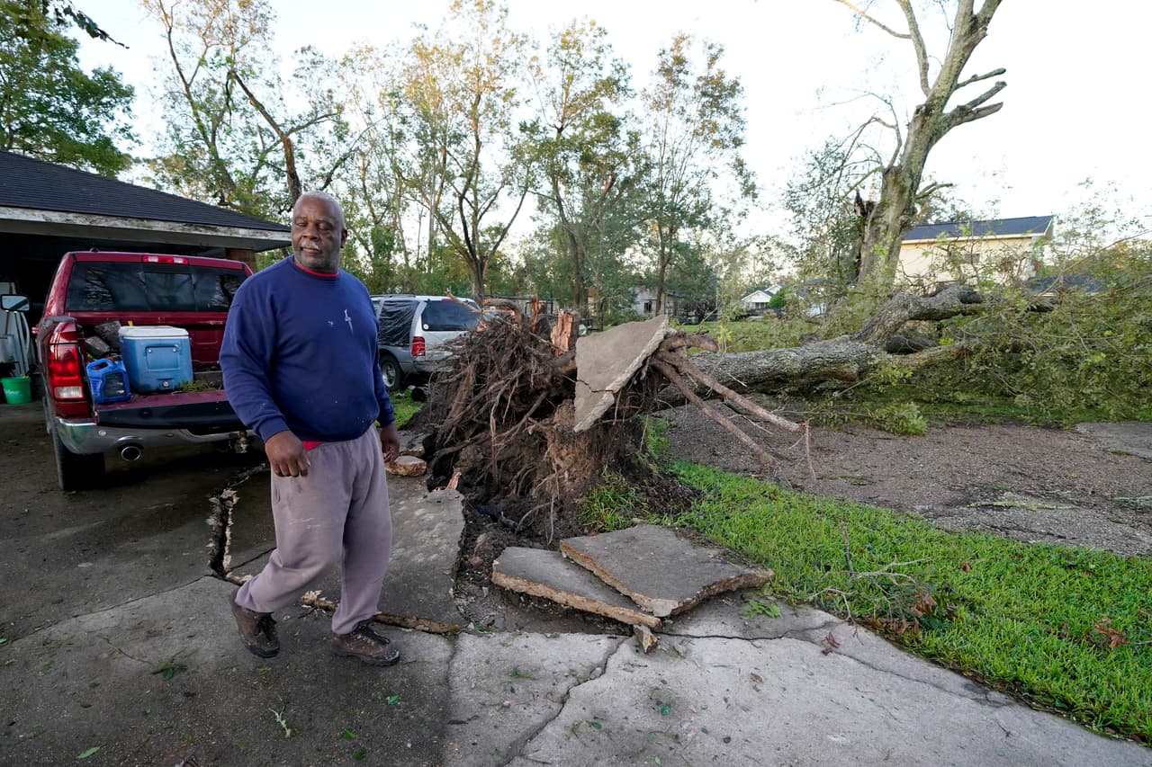 En esta imagen se puede ver un árbol caído en el patio de Marcus Peterson, un residente de la localidad de Jennings, Louisiana.