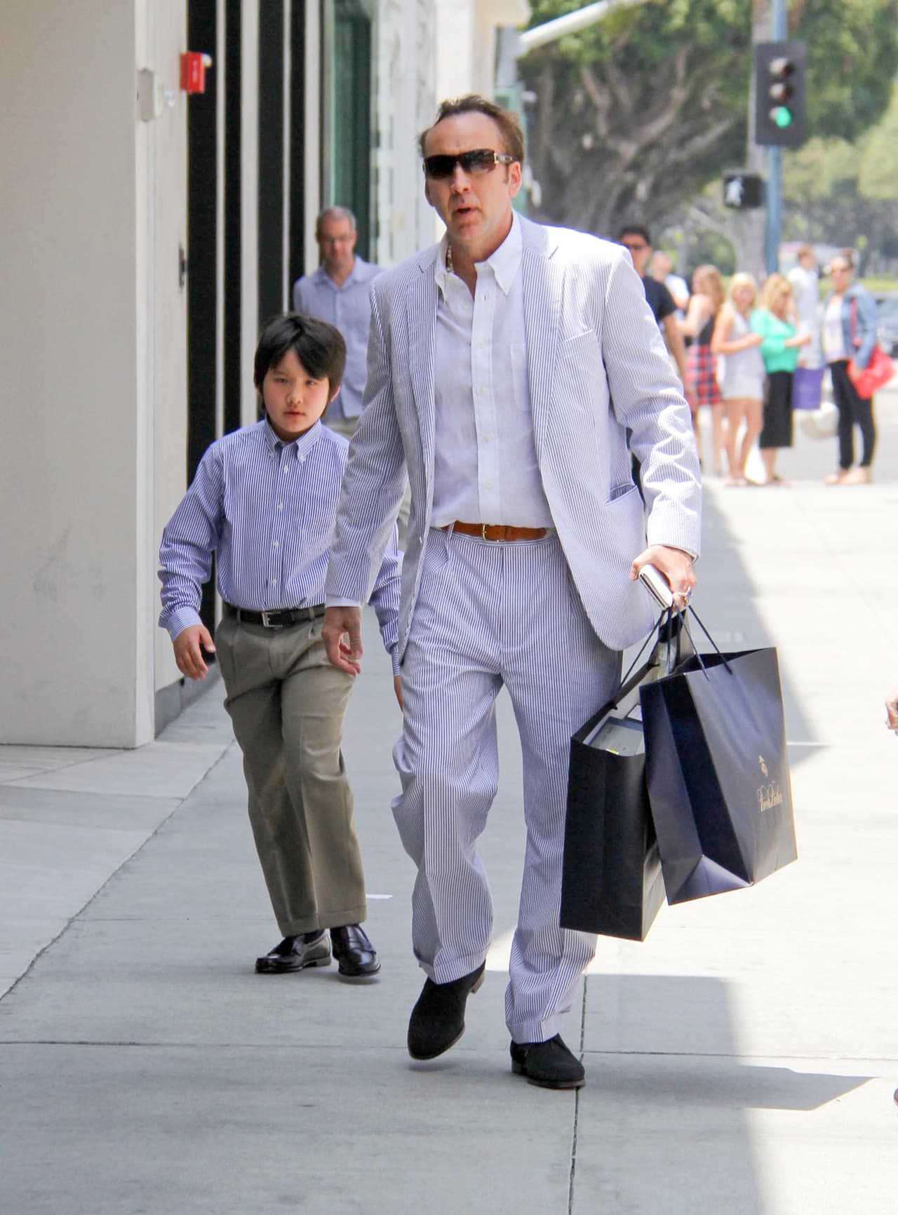 Aunque Nicolas Cage tenía unas gafas oscuras, lucía alegre.