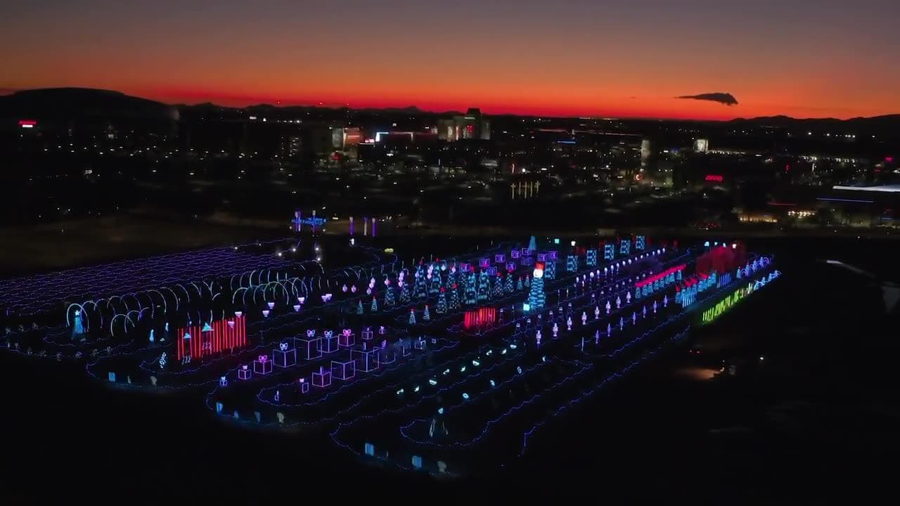 Ubicado en Six Flags White Water en Marietta,
<a href="https://worldofillumination.com/candyrush/" target="_blank">World of Illumination's Candy Rush</a> exhibe cientos de luces animadas a lo largo de una milla de largo, incluido un trío de bastones de caramelo de 40 pies de altura, la estructura de bastones de caramelo más grande del mundo.