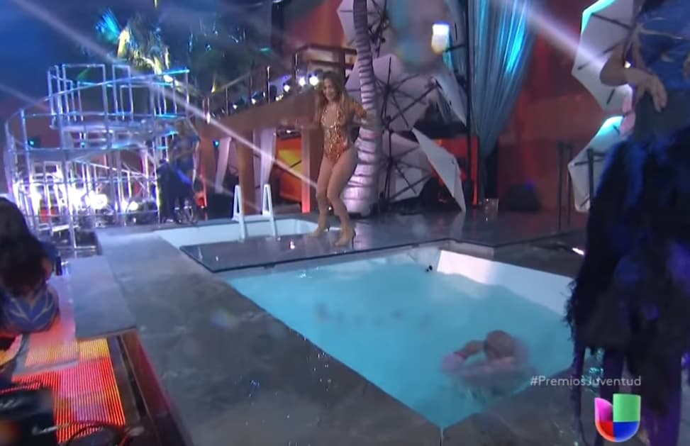Al final ambos cantantes terminaron en el agua. De un caderazo, JLo lo tiró a la piscina, para finalmente solidarizarse con él.