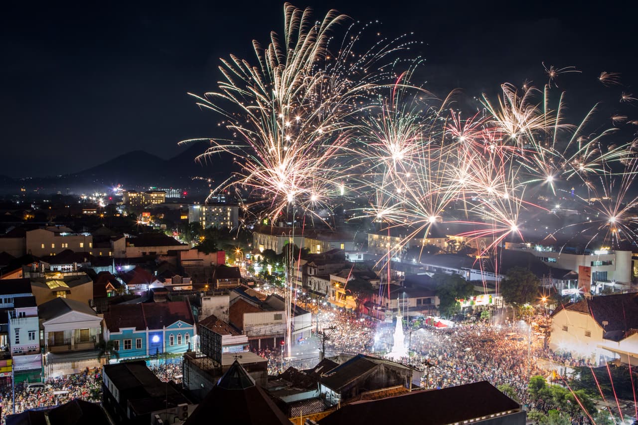 Los fuegos artificiales iluminan el horizonte durante las celebraciones de la víspera de Año Nuevo en Yogyakarta, Indonesia.
