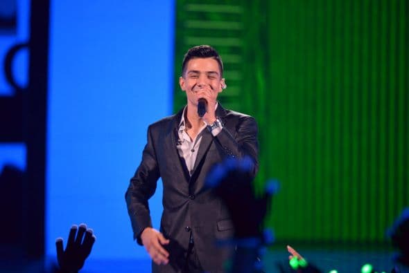 Luis Coronel alborotó a sus fans con el tema 'Cuando la Miro'.