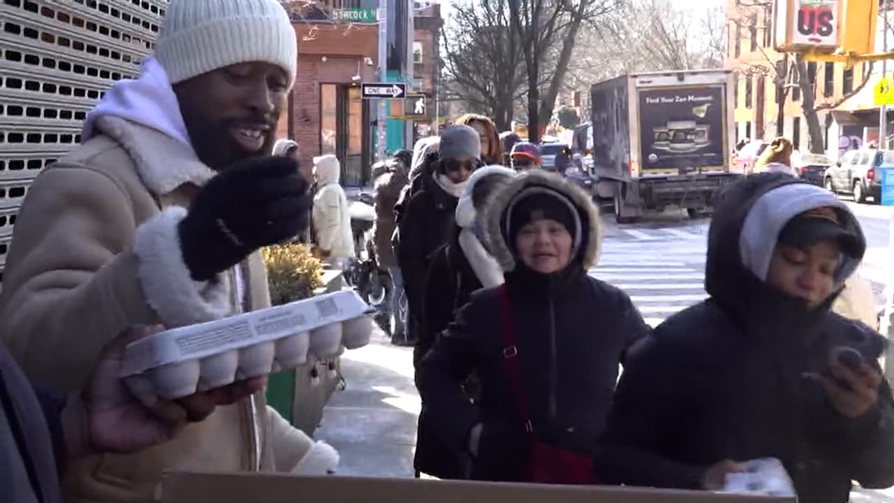 Decenas de personas hacen fila para obtener huevos gratis en Nueva York