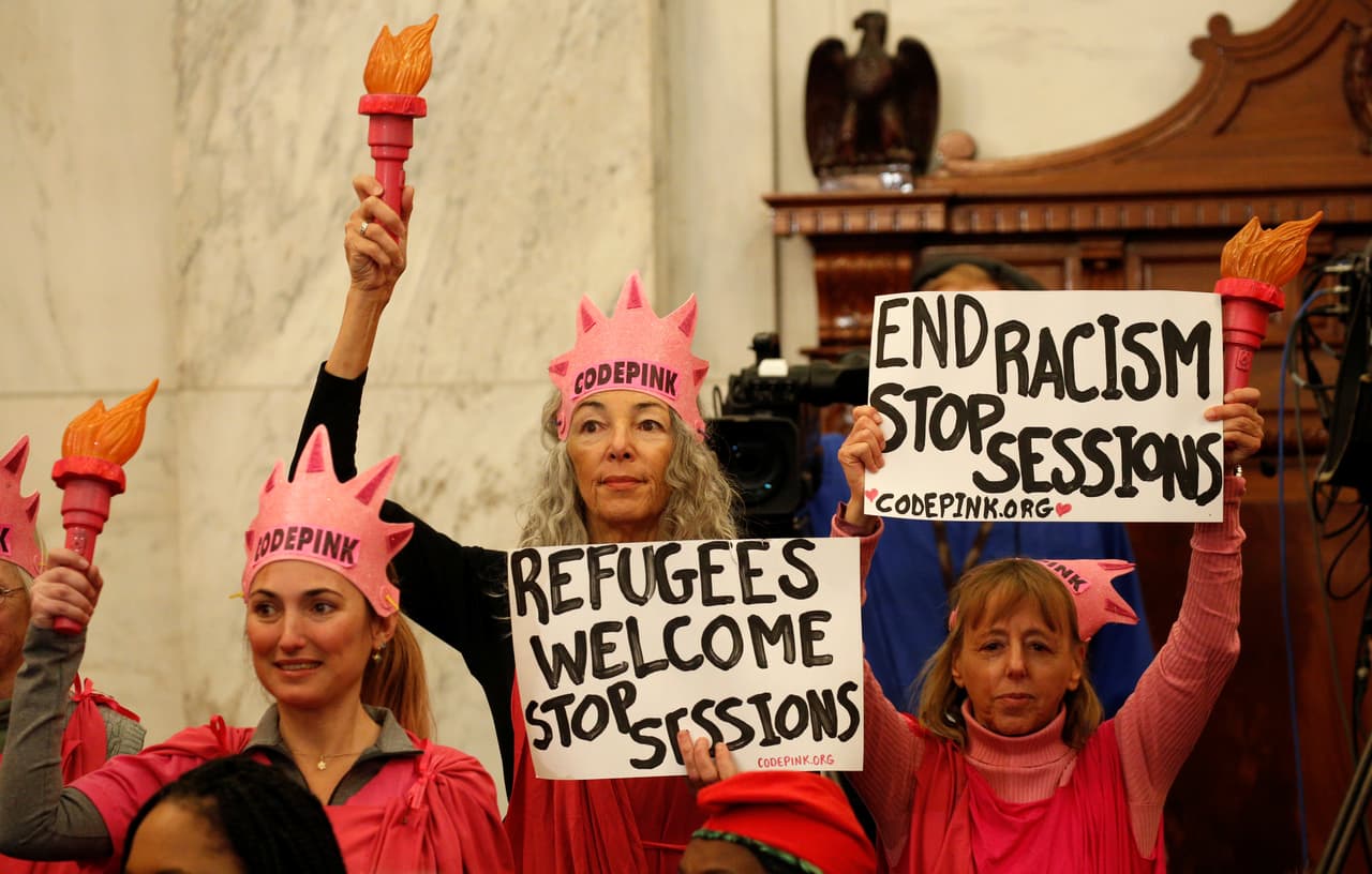 "Los refugiados son bienvenidos. Frenen a Sessions", se lee en otro cartel levantado por los manifestantes en la audiencia. El senador ha sido criticado por decir que "no es irracional" prohibir la entrada de musulmanes a Estados Unidos como propuso Donald Trump durante la campaña electoral. (Foto de Kevin Lamarque/Reuters)