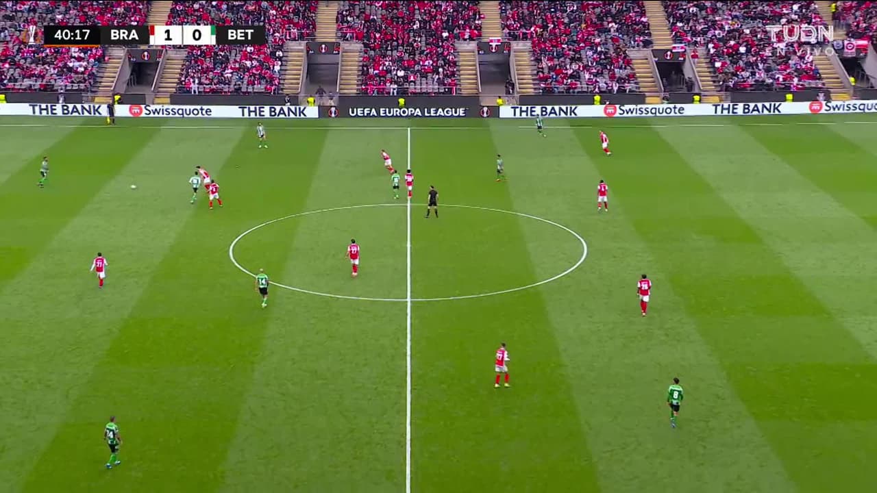 ¡TIRO ATAJADO! disparo por Pablo Fornals.