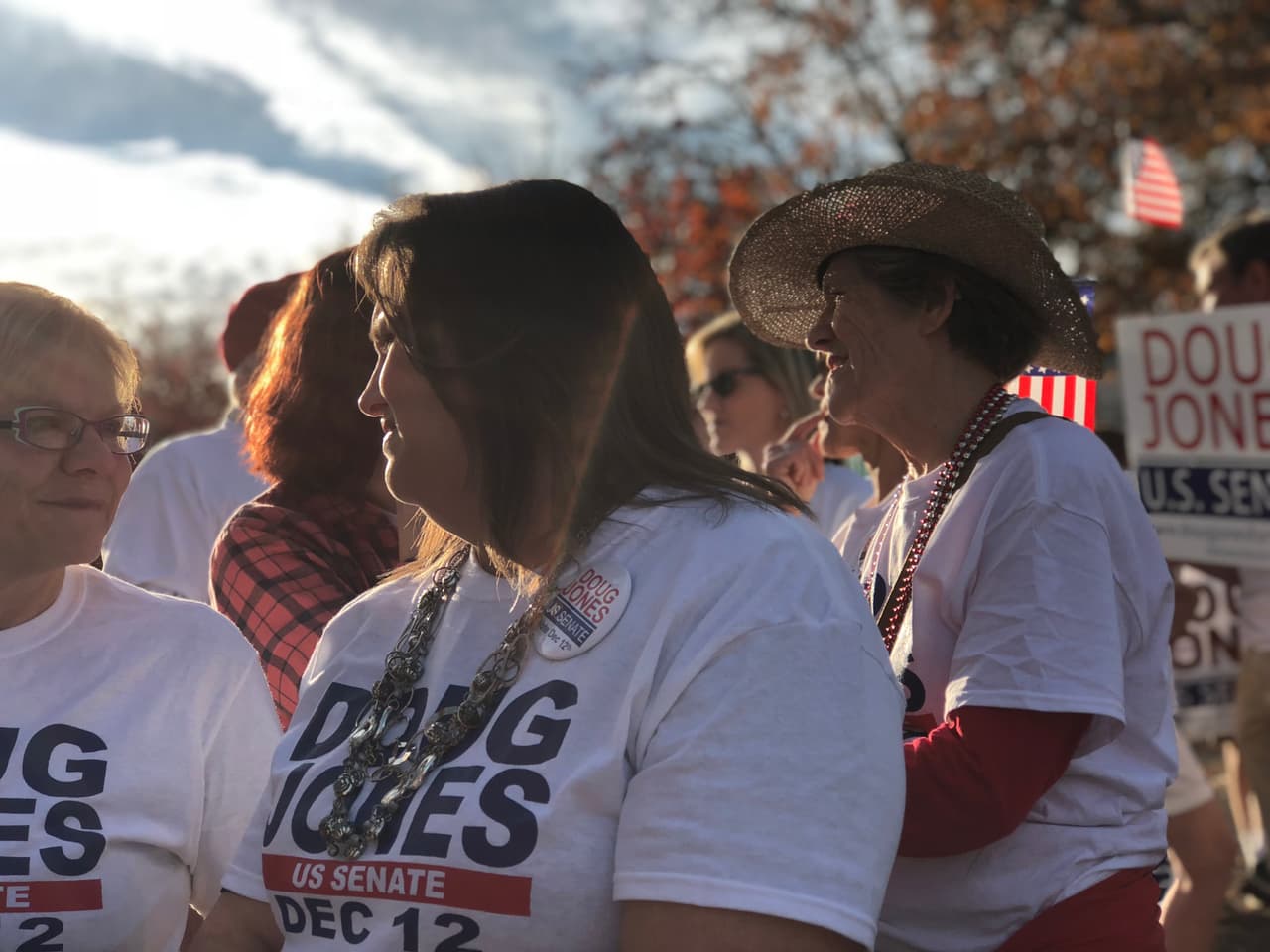 Kim Dowdle, que se describe a sí misma como una feroz republicana y cristiana, marcha con seguidores de Doug Jones durante el Desfile de Navidad anual en Mountain Brook, Alabama, el 3 de diciembre de 2017.