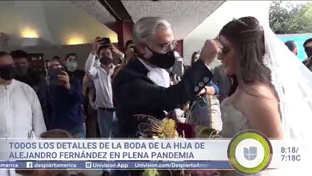 El hermano de la cantante, Álex Fernández, explicó por qué los novios "aprovecharon" la cuarentena para casarse: "
<b><a href="https://www.univision.com/shows/primer-impacto/se-caso-la-hija-de-alejandro-fernandez-el-cantante-la-llevo-hasta-el-altar-video" target="_blank">Para hacerlo más privado</a></b>, como querían ellos, creo que fue una buena idea", dijo para '
<b><a href="https://www.youtube.com/watch?v=bZTHtiy9CjM&app=desktop" target="_blank">Ventaneando</a></b>'.