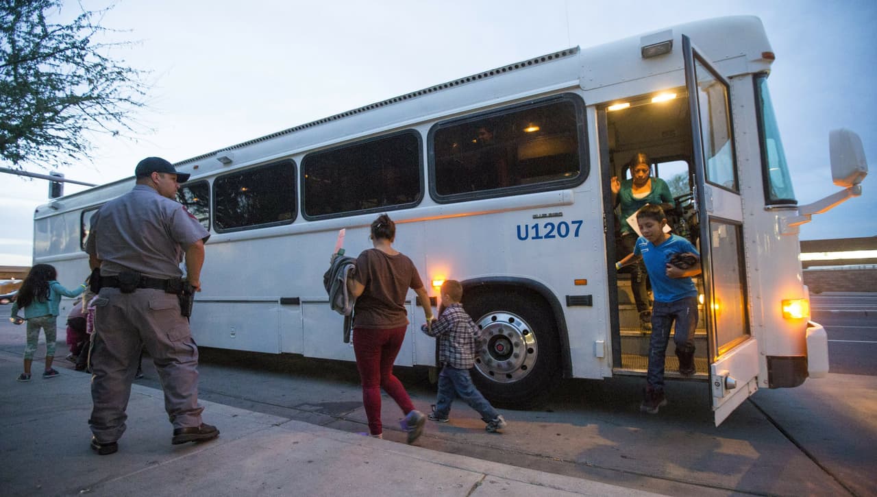 Greyhound ya no permite que ICE deje a los migrantes dentro de sus estaciones