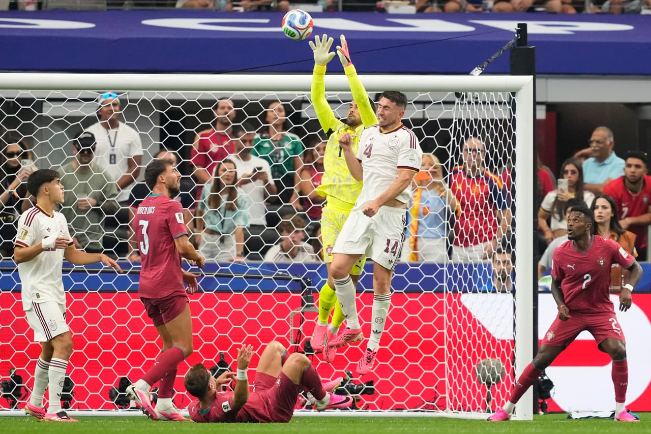 El portero de Portugal, Diogo Costa (1), detiene un balón del español Aymeric Laporte (14) durante el partido de octavos de final de la Copa del Mundo entre Portugal y España en Arlington, Texas, cerca de Dallas, el lunes 6 de julio de 2026.