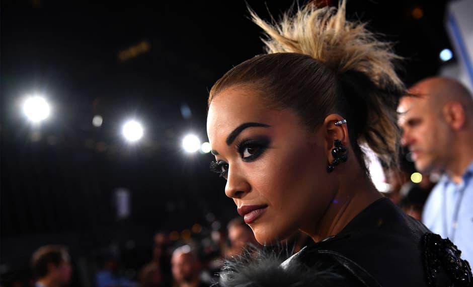 Los ojos súper intensos de 
<a href="https://www.instagram.com/ritaora/">Rita Ora</a> fueron creados por la maquillista 
<a href="https://www.instagram.com/kathyjeung/">Kathy Jeung</a>. La cejas marcadas fueron parte clave de su look, junto con el recogido que se fijó bien en la parte frontal y que en la parte posterior tenía una forma irregular que permaneció fija. A Rita la maquillaron con productos de Marc Jacobs. Con la paleta de sombras The Vamp #208 o tonos similares puedes imitar fácilmente la mirada de Ora.
<br>