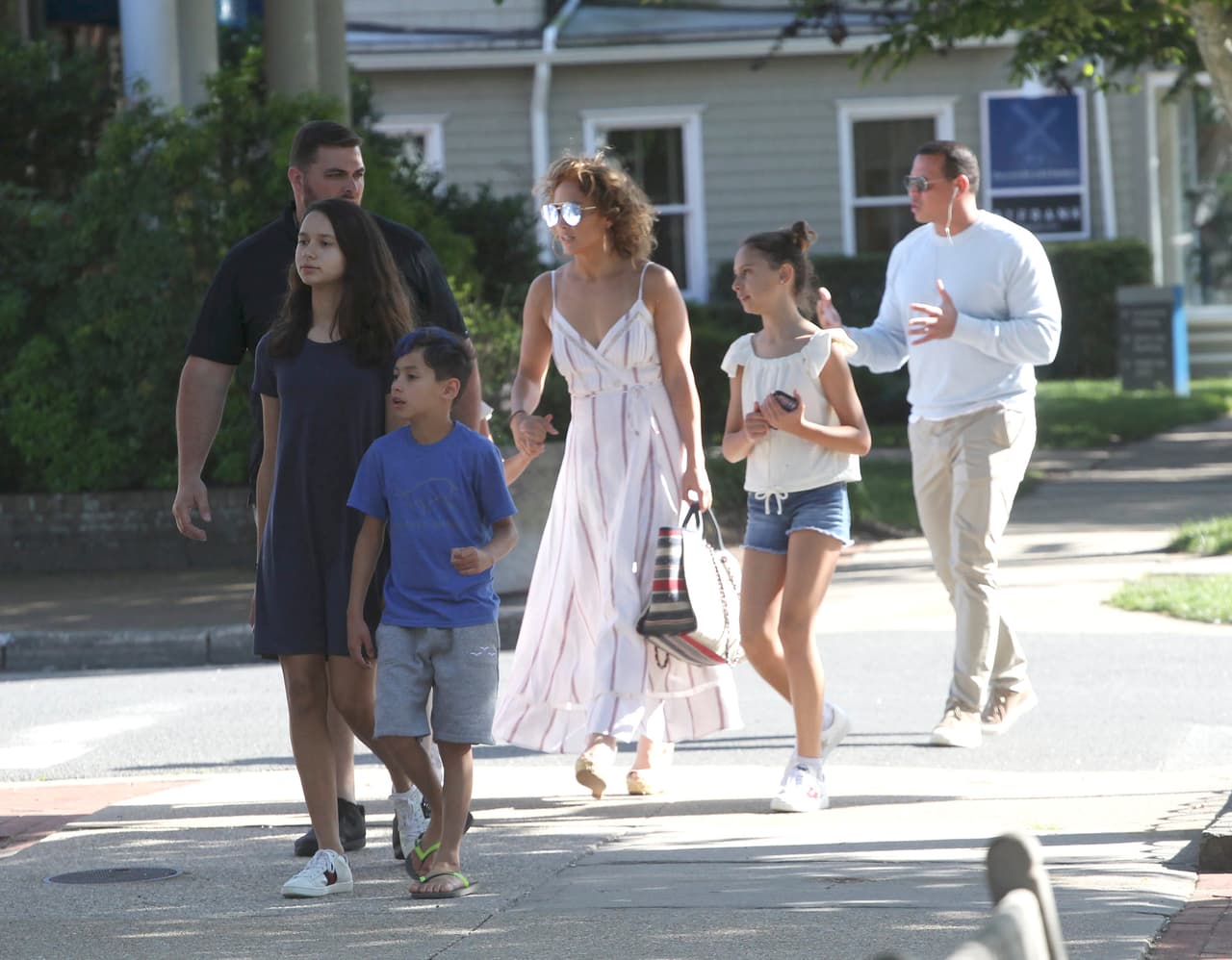 Eso sí, no falta en su grupo la imponente presencia del guardaespaldas de jLo.