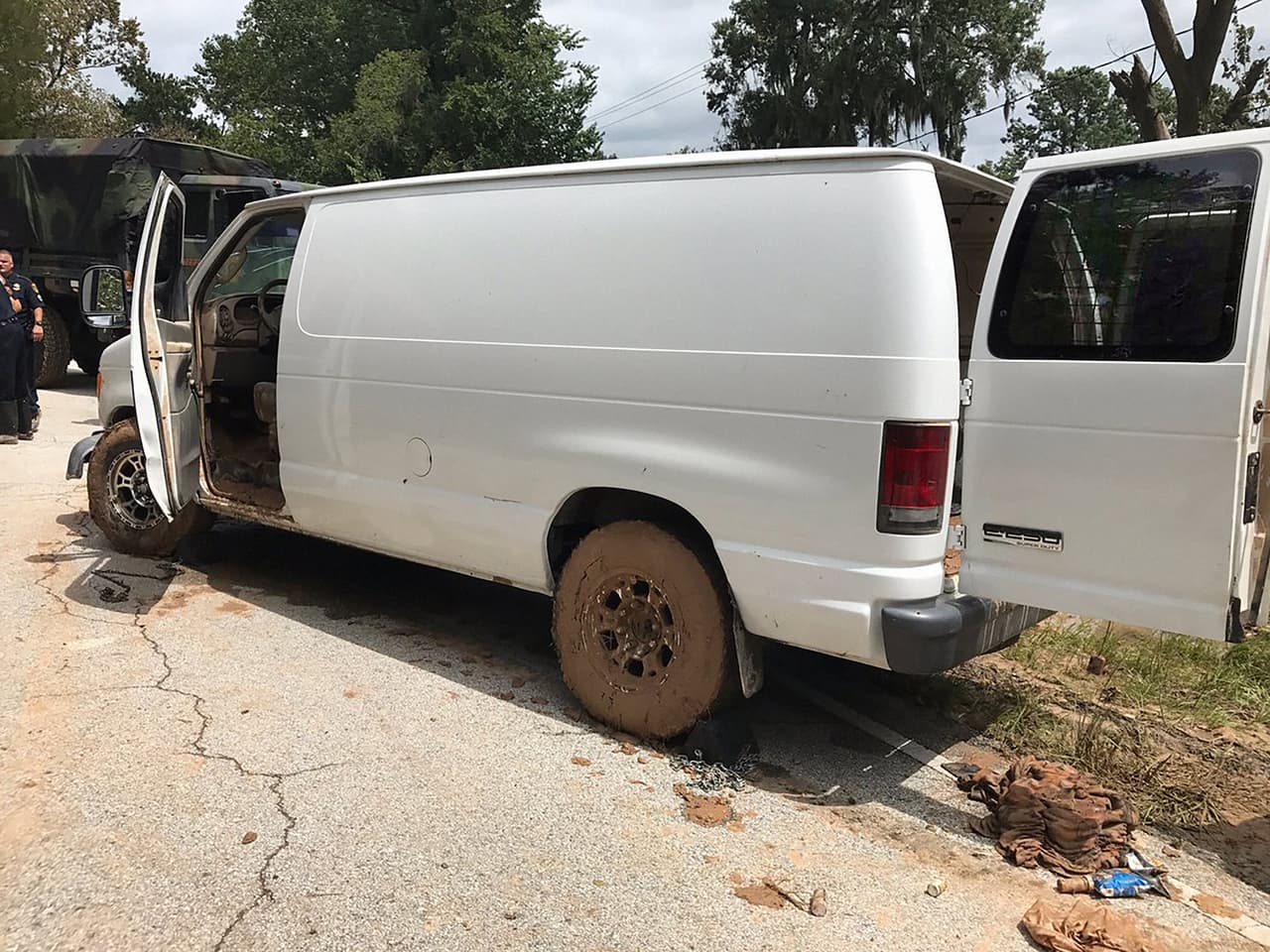 La policía encontró los seis cuerpos desparecidos desde el domingo, cuando la corriente se los llevó. La imagen muestra las rejas en las ventanas posteriores.