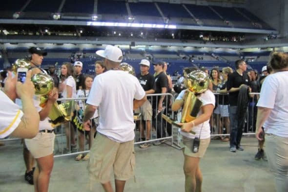 Photos: Spurs Championship Alamodome Celebration 2014