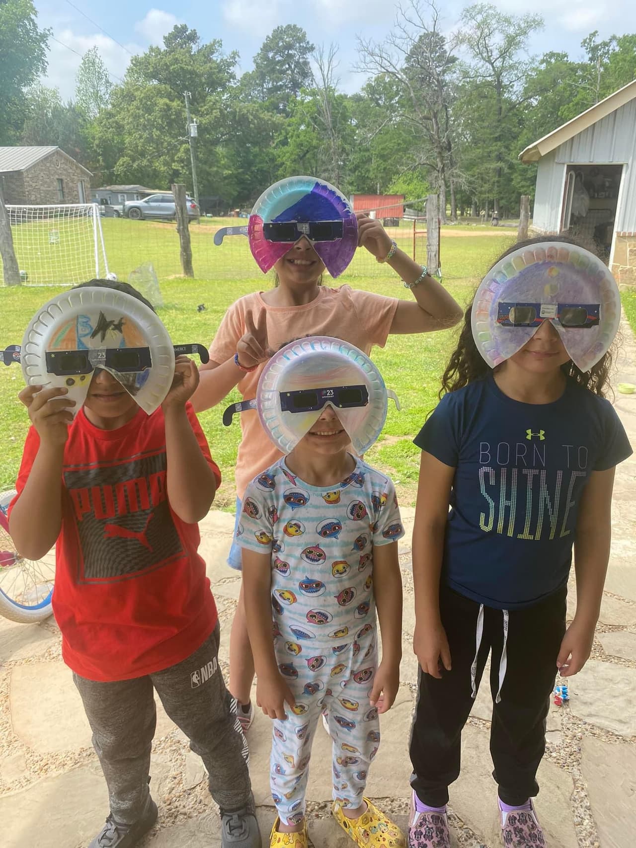 Estos pequeñitos en Pittsburg, Texas estaban listos para ver el eclipse en casa.