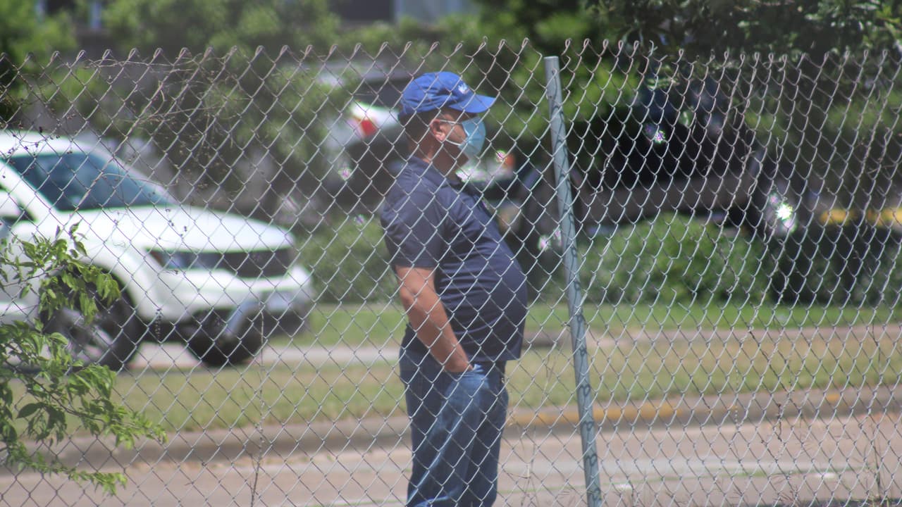 Este empleado de un restaurante se dio un descanso para disfrutar del homenaje en el cielo. Los aviones comenzaron el recorrido en el área de The Woodlands para continuar hasta la zona del Centro Médico de Houston.