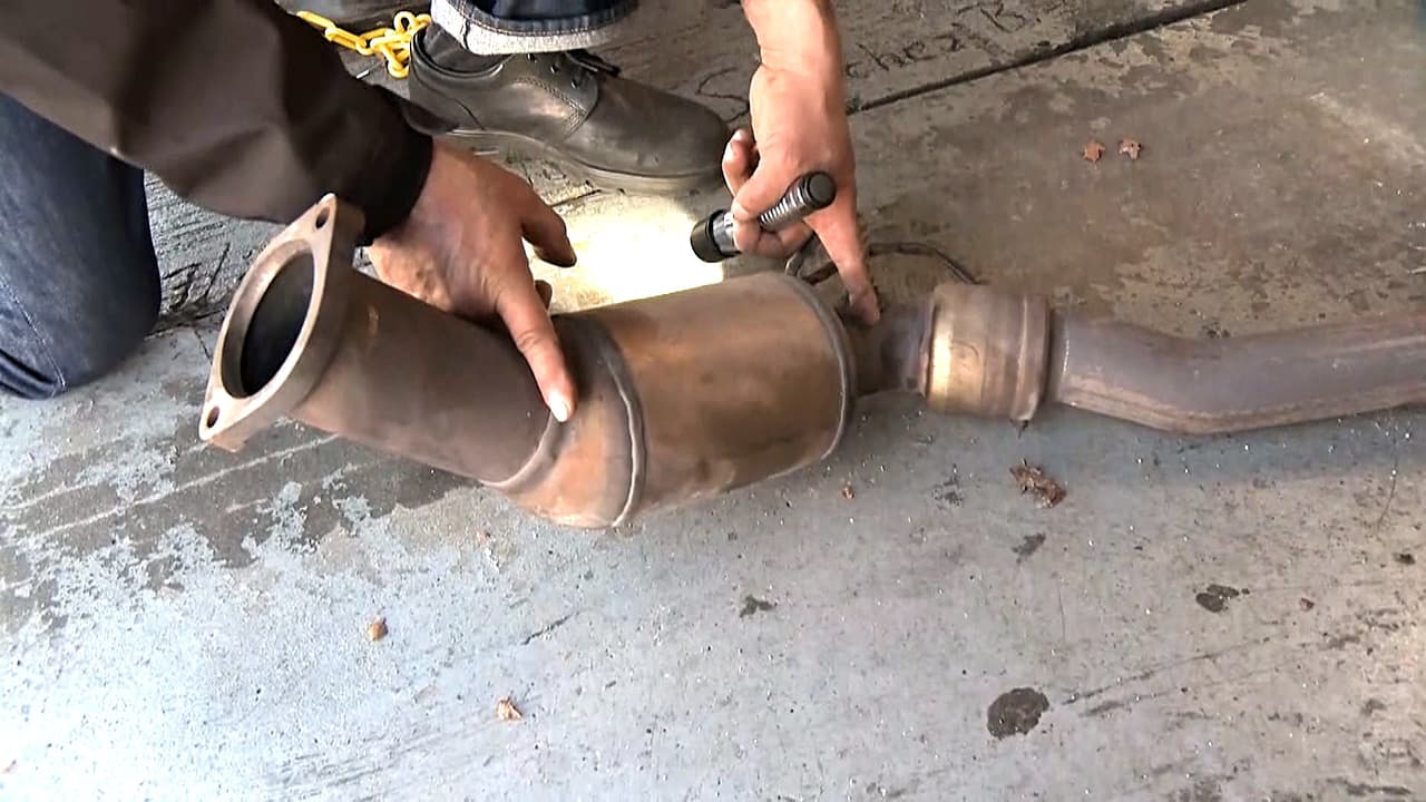 En el interior, están hechos de metales como rhodium, palladium y platino, metales muy costosos y que se pagan muy bien en centros de reciclaje.