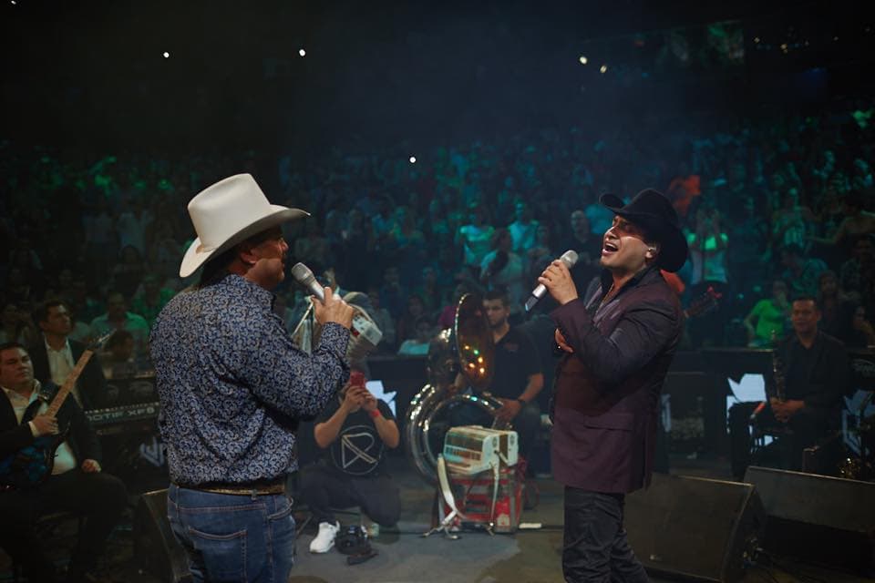 Y tuvo otros invitados en el escenario con los que no dudó aventarse 'palomazos'.