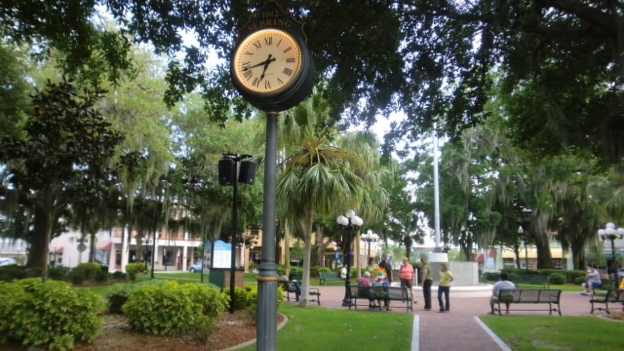 Sebring destaca por su bajo costo de vida y baja criminalidad, con un valor promedio de viviendas de menos de $247,000, ofreciendo belleza natural y proximidad a atracciones populares.