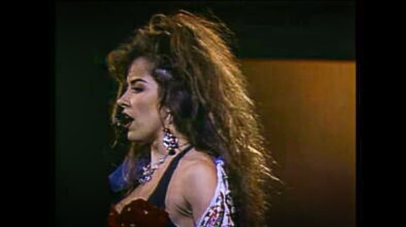 La noche fue inaugurada con la actuación de Gloria Trevi, quien agitó su melena y bailó al ritmo de algunas de sus canciones más reconocidas como 'Dr. Psiquiatra' y 'Pelo suelto'.