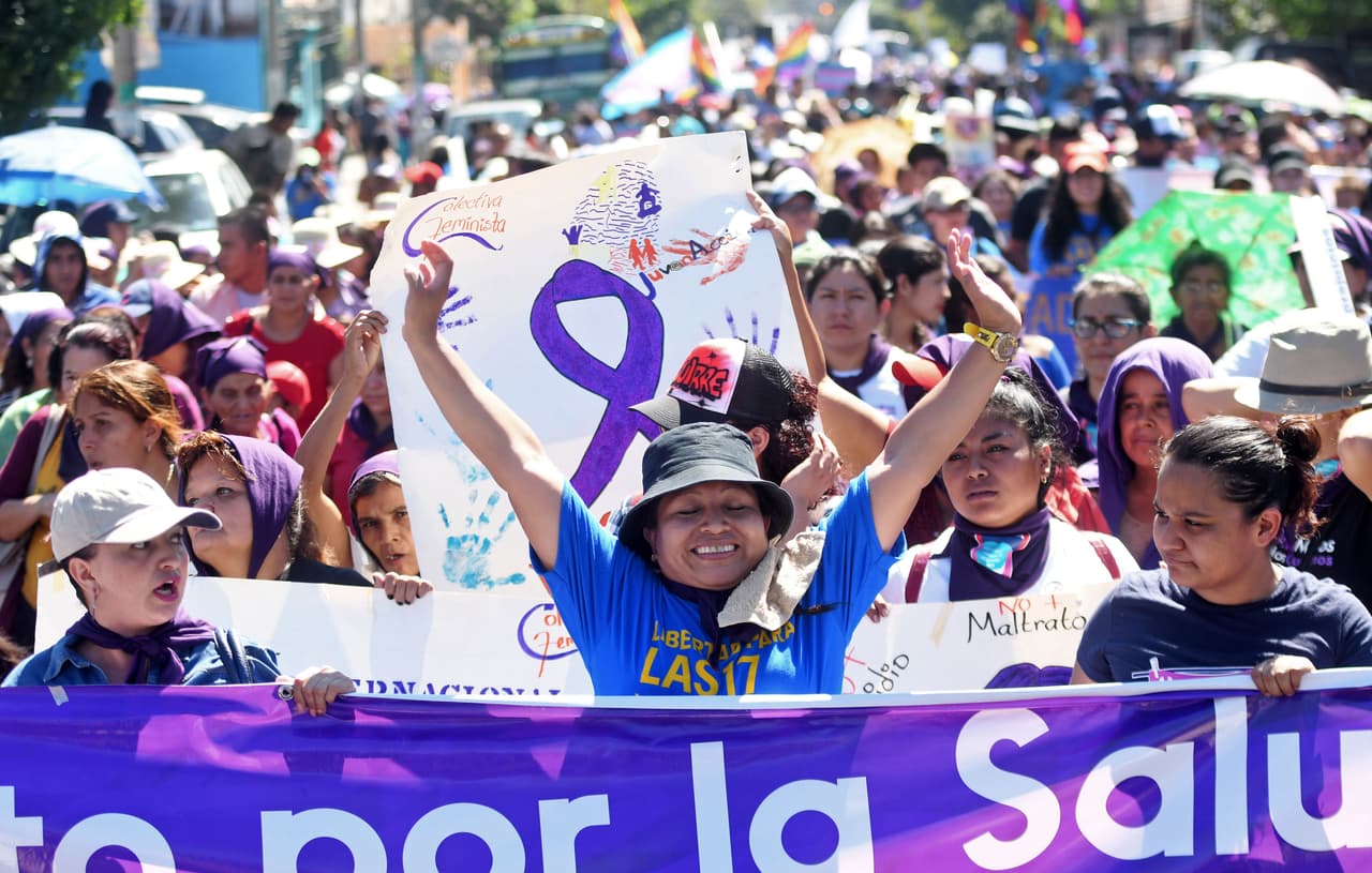 <b>El Salvador.</b> Cientos de manifestantes conmemoran el día Internacional de la Mujer en San Salvador, capital del país centroamericano.