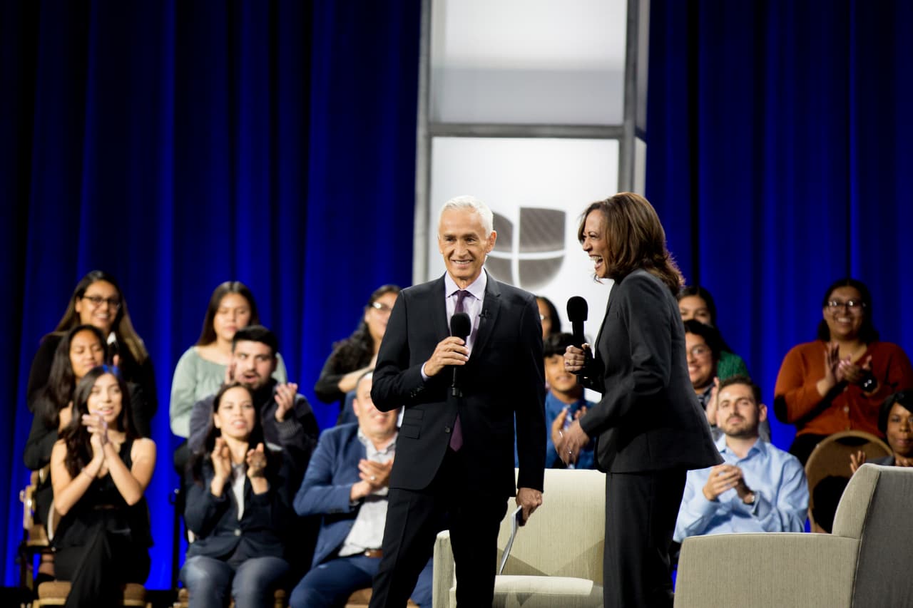 La primera en presentarse en el foro Real América fue la senadora Kamala Harris, en la fotografía junto a Jorge Ramos. En el evento, organizado por Univisión y el Partido Demócrata de California (CDP), participaron además de Harris, Corey Booker, Pete Buttigieg, Julián Castro, Amy Klobuchar, Bernie Sanders, Tom Steyer y Andrew Yang.
