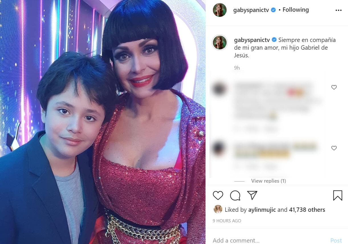 En 
<b><a href="https://www.instagram.com/p/CGww6YxF6NC/" target="_blank">esta otra foto</a></b> apareció al lado de su único hijo, Gabriel de Jesús Spanic, quien ya tiene 12 años. 
<br>