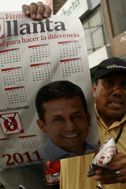 Un estudio de la Pontificia Universidad Católica de Perú (PUCP), indicó que Humala subió desde el 13 de marzo casi nueve puntos de 15.5 por ciento a 24.3 por ciento, y que le sigue en segundo lugar el ex presidente Alejandro Toledo que bajó de 26.6 a 18.8 por ciento.