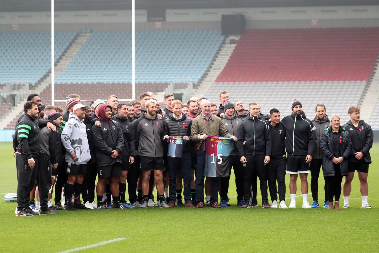 El príncipe
<b> </b>Harry se reunió este viernes 8 de noviembre en Londres con jugadores del equipo 
<b><a href="https://twitter.com/kxsteelers?lang=es" target="_blank">King's Cross Steelers</a></b> y la exestrella del rugby, Gareth Thomas, reportó el 
<b><a href="https://www.dailymail.co.uk/news/article-7664299/Prince-Harry-teams-Gareth-Thomas-highlight-importance-HIV-tests.html" target="_blank">Daily Mail.</a></b>