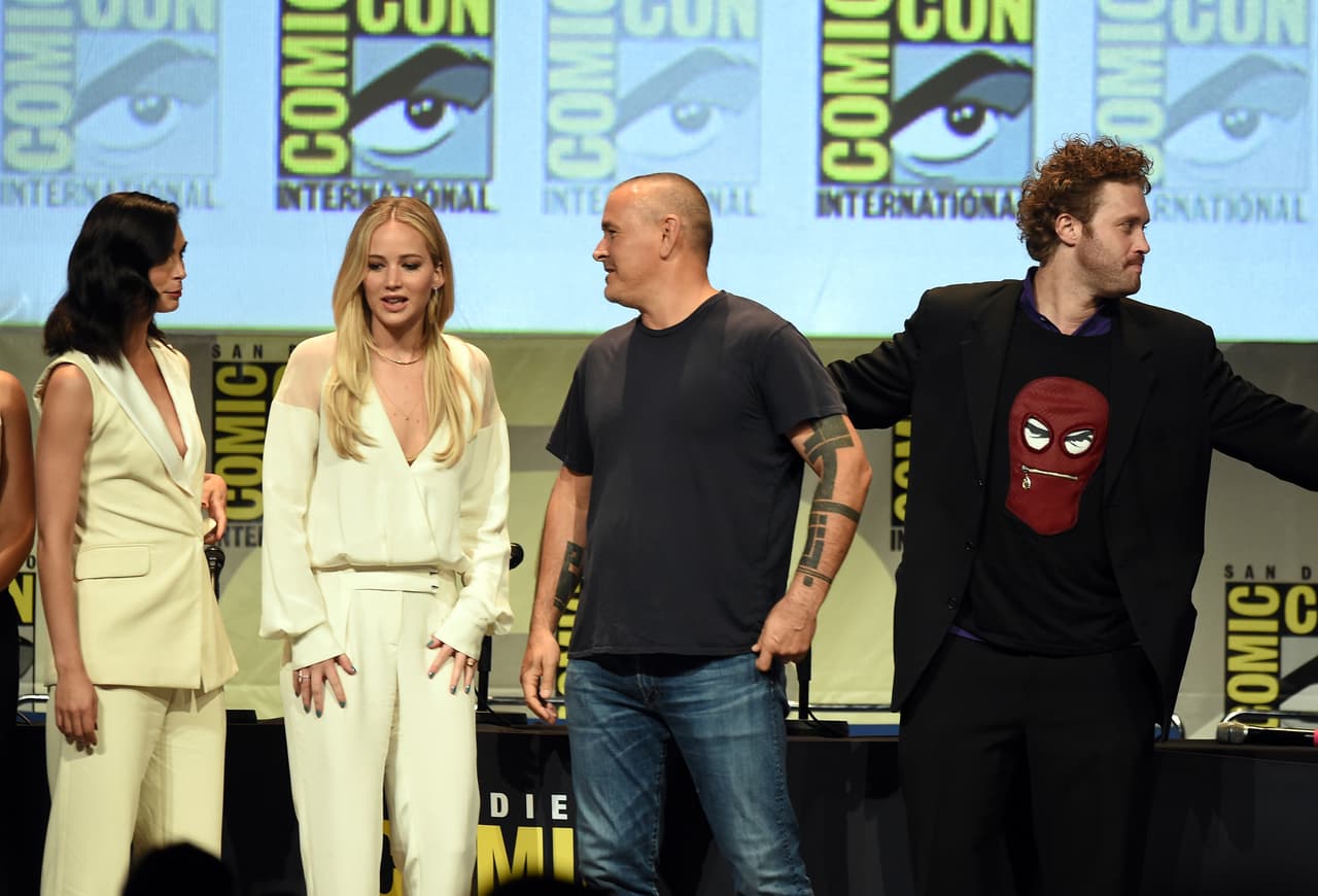 ¿Qué look de JLaw en la Comic-Con te gustó más?