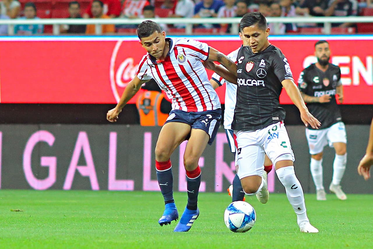 Orbelín Pineda fue uno de los motores del medio campo de Chivas que aportó recuperación de balón y salida por las bandas y el centro.