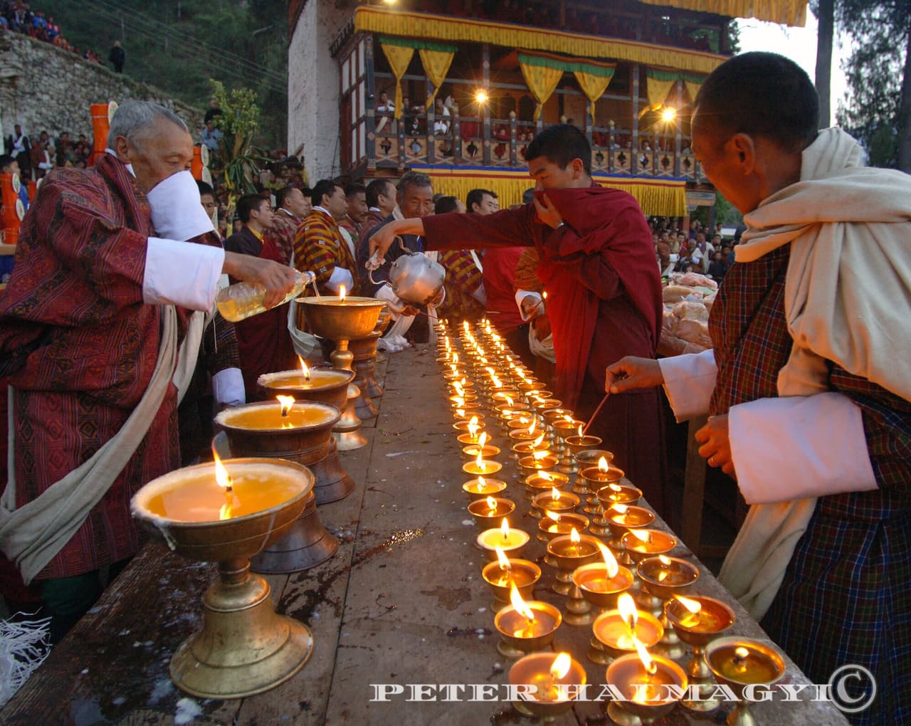 Este país no solo no genera emisiones netas sino que más bien es lo que algunos llaman ‘carbono negativo’ ya que sus bosques secuestran más de lo que la población emite. La población genera al año 2.2 millones de toneladas de dióxido de carbono pero sus bosques secuestran más de tres veces esa cantidad.Es decir, son más bien una fuente de carbono por más de 4 millones de toneladas anuales del gas.
<br>