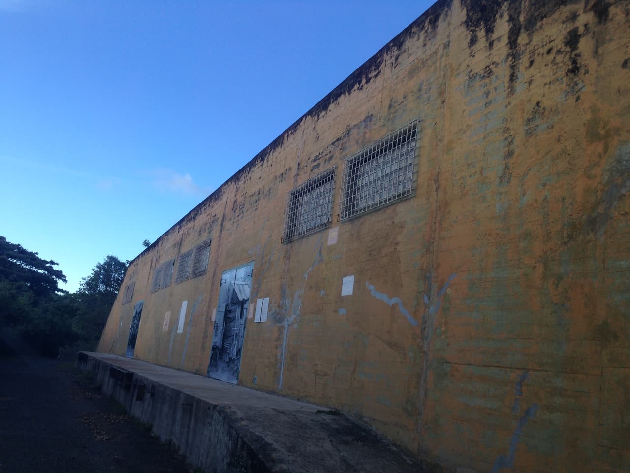Zona abandonada de los "bunkers" de la Marina en Vieques