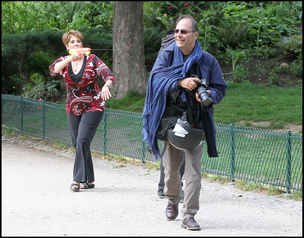 Para alejar a los paparazzis, el 16 de junio de 2011, Guadalupe Rodríguez aceptó el reto que le lanzó su hija, la famosa Jennifer López, y con las pistolas de agua de sus nietos Max y Emme protegió su privacidad.