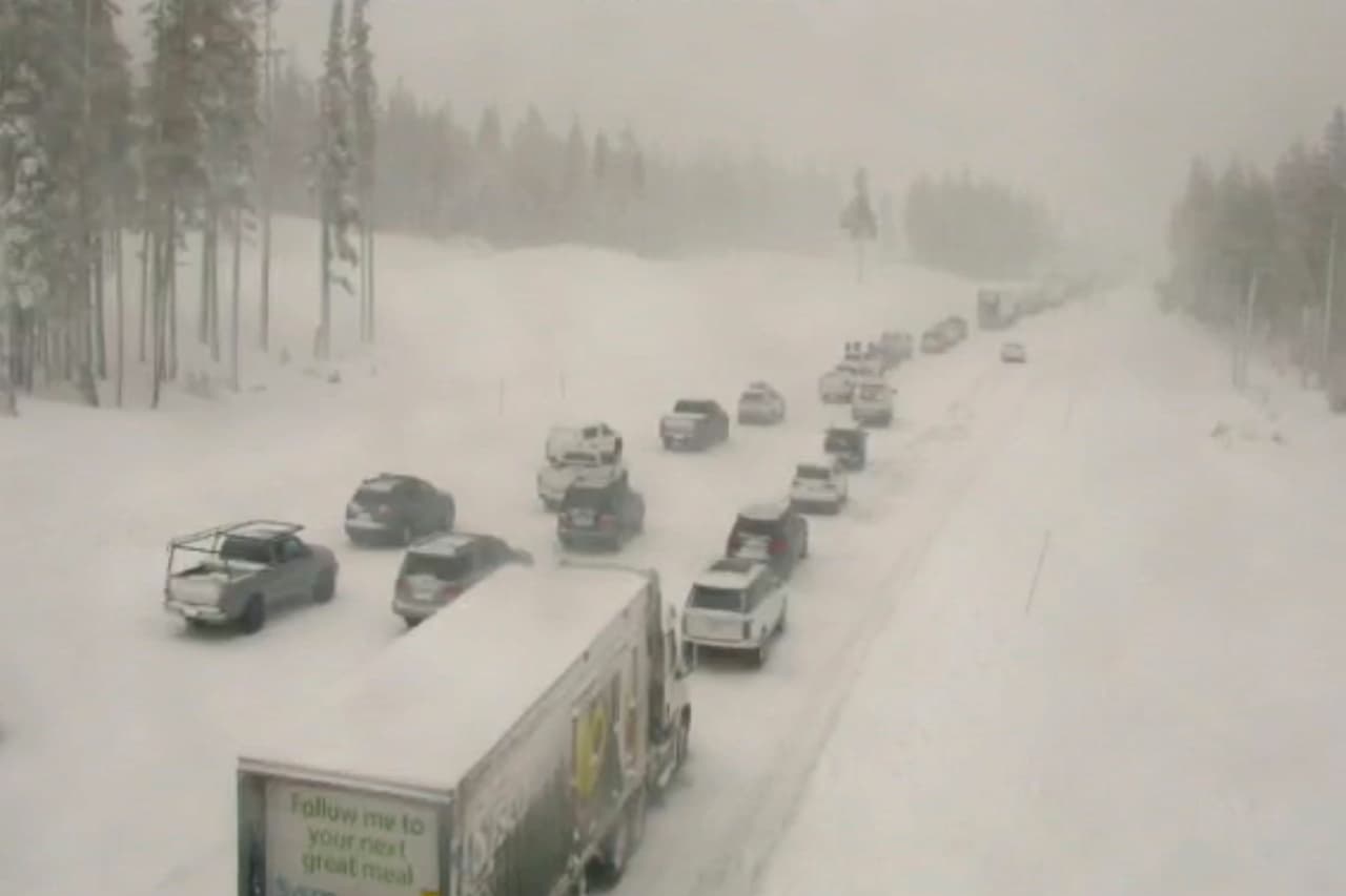 Algunas regiones de California recibieron la Navidad con nevadas, sobre todo en las zonas montañosas. En esta imagen tomada de un video de una cámara de tráfico de video remota de Caltrans, el tráfico se detiene a lo largo de una carretera interestatal 80 cubierta de nieve en Donner Summit, California.