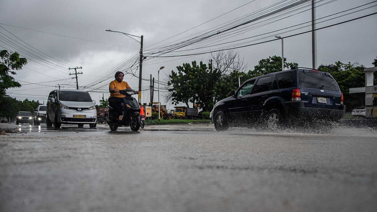 Dominicanos en Filadelfia preocupados por el paso del huracán Melissa por la isla