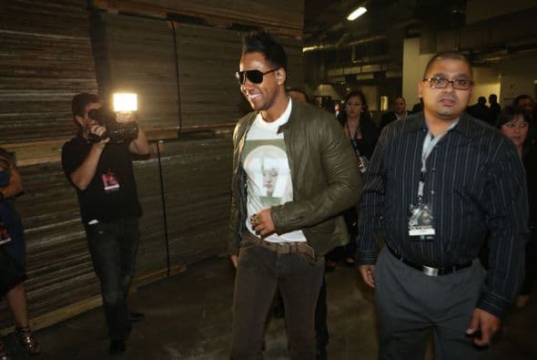 Se nota que le fascinan los reflectores y aunque iba apurado, ¡lo captamos!.