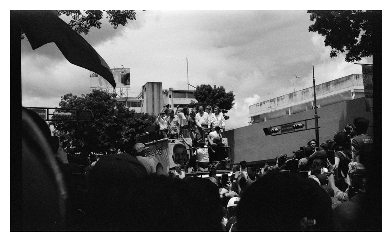 María Corina Machado, líder de la oposición, acompaña al candidato Edmundo González Urrutia.