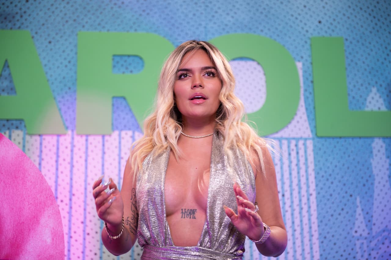 Karol G habla con los periodistas antes de la proyección del documental.