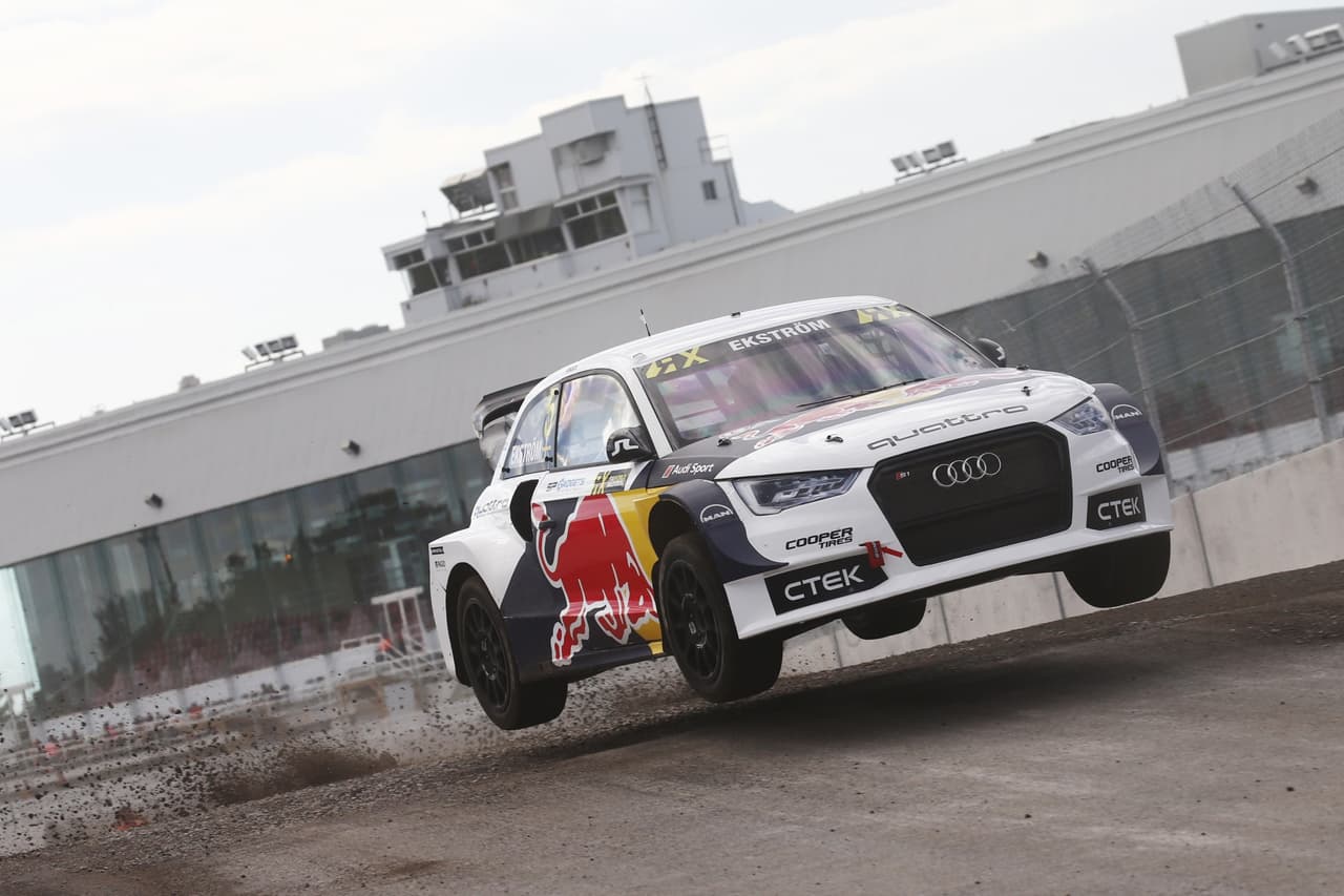 El 
<b><a href="http://www.univision.com/noticias/audi">Audi</a> S1 EKS RX</b> es el arma con la que el sueco 
<b>Mattias Ekstrom</b> se llevó la corona en el 
<b>Campeonato Mundial de Rallycross</b>. Esta disciplina pone a estos pequeños pero potentes coches de rally a competir en un circuito que alterna asfalto y tierra. El 
<b>S1 EKS RX</b> lleva un 
<b>motor de 2.0 litros</b> y 
<b>600 caballos de fuerza</b>.