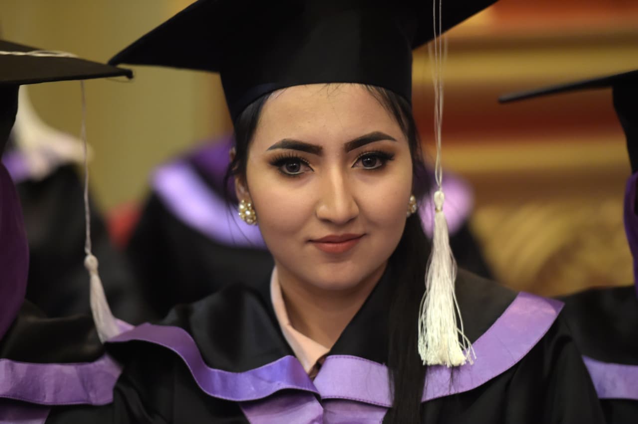 <b>Society of Hispanic Professional Engineers Foundation</b>
<br>La Fundación de la Sociedad de Ingenieros Profesionales Hispanos o,
<a href="http://scholarships.shpe.org/">Society of Hispanic Professional Engineers Foundation</a>, le da más de $500,000 dólares en becas a estudiantes latinos que quieren estudiar ingeniería. Las becas van de 1,000 a 5,000 dólares. Por lo general, la fecha límite es el 1 de abril.