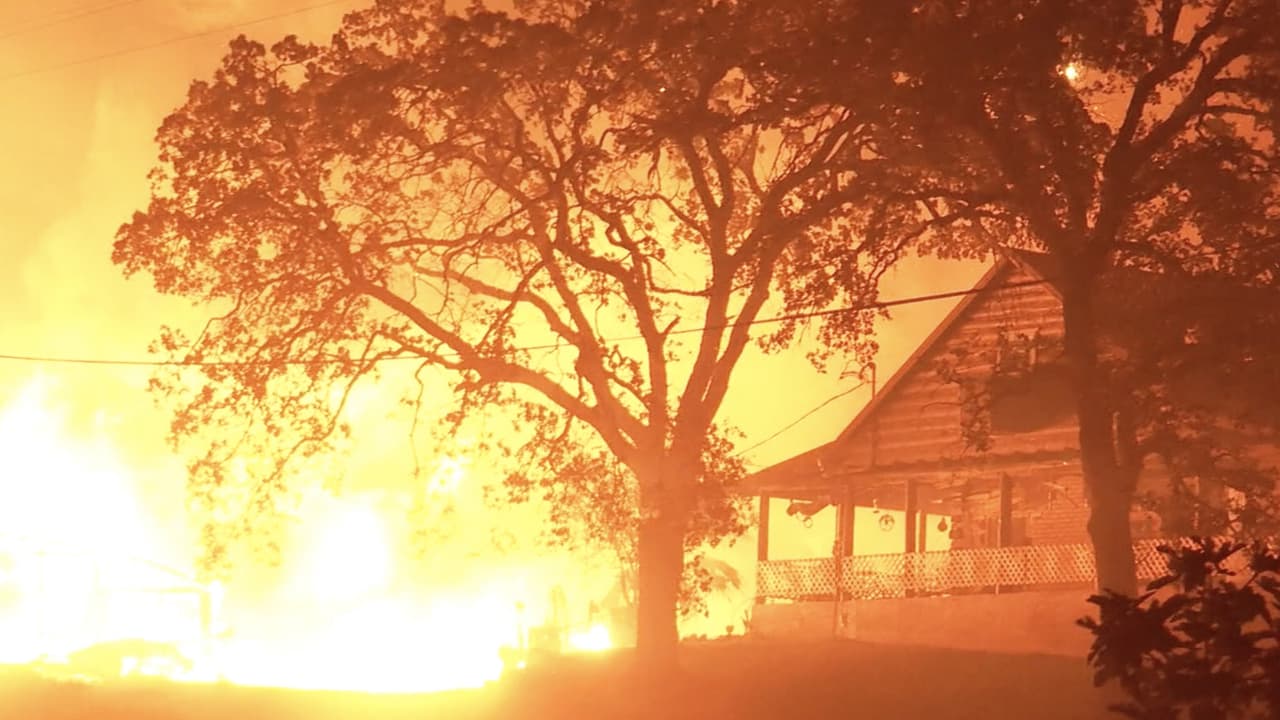 Nuevos y destructivos incendios forestales están arrasando la región vinícola cercana a San Francisco 