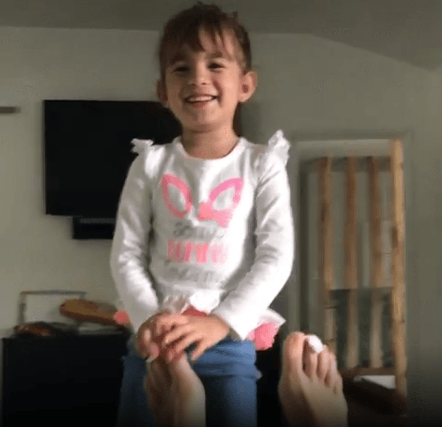 "¡Estas ideas tuyas! Lo que empezó como un salón de belleza terminó en un caos. Así eres Michelle, sigue toda la vida así... risueña, alegre, divertida y súper hiperactiva ¿A quién habrás salido ? Te amo hijita hermosa, felices 4 años. Te amamos todos los que te rodeamos y perdóname de todo corazón por no estar en tu cumple hoy, celebrándote por estar trabajando lejos. Espero que cuando seas grande comprendas que todo esto lo hago por ti y por todos tus hermanos y que son lo más bonito que tengo en esta vida. Te amo hermosa mía", con estas conmovedoras frases Alan Tacher la felicitó a distancia.