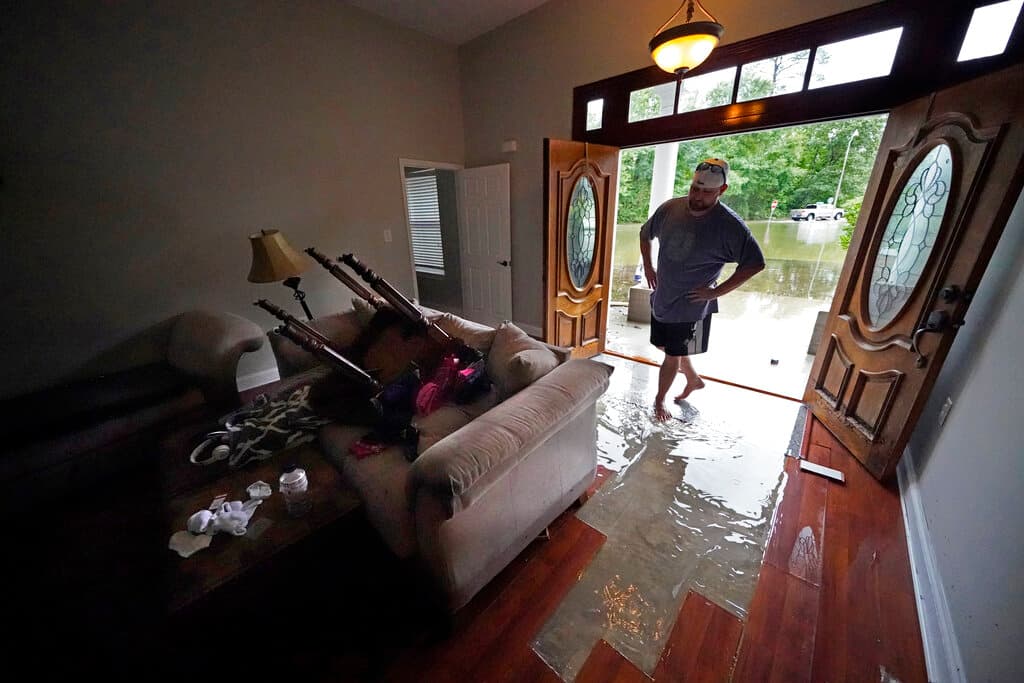 También hubo inundaciones en casas. Las autoridades aún no tienen estimaciones de daños, pero por el momento no se reportan personas lesionadas ni pérdidas materiales importantes.