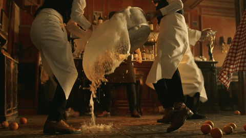 El chef huye de la cocina en llamas y los meseros toman una cubeta con agua, que termina empapando al gerente.