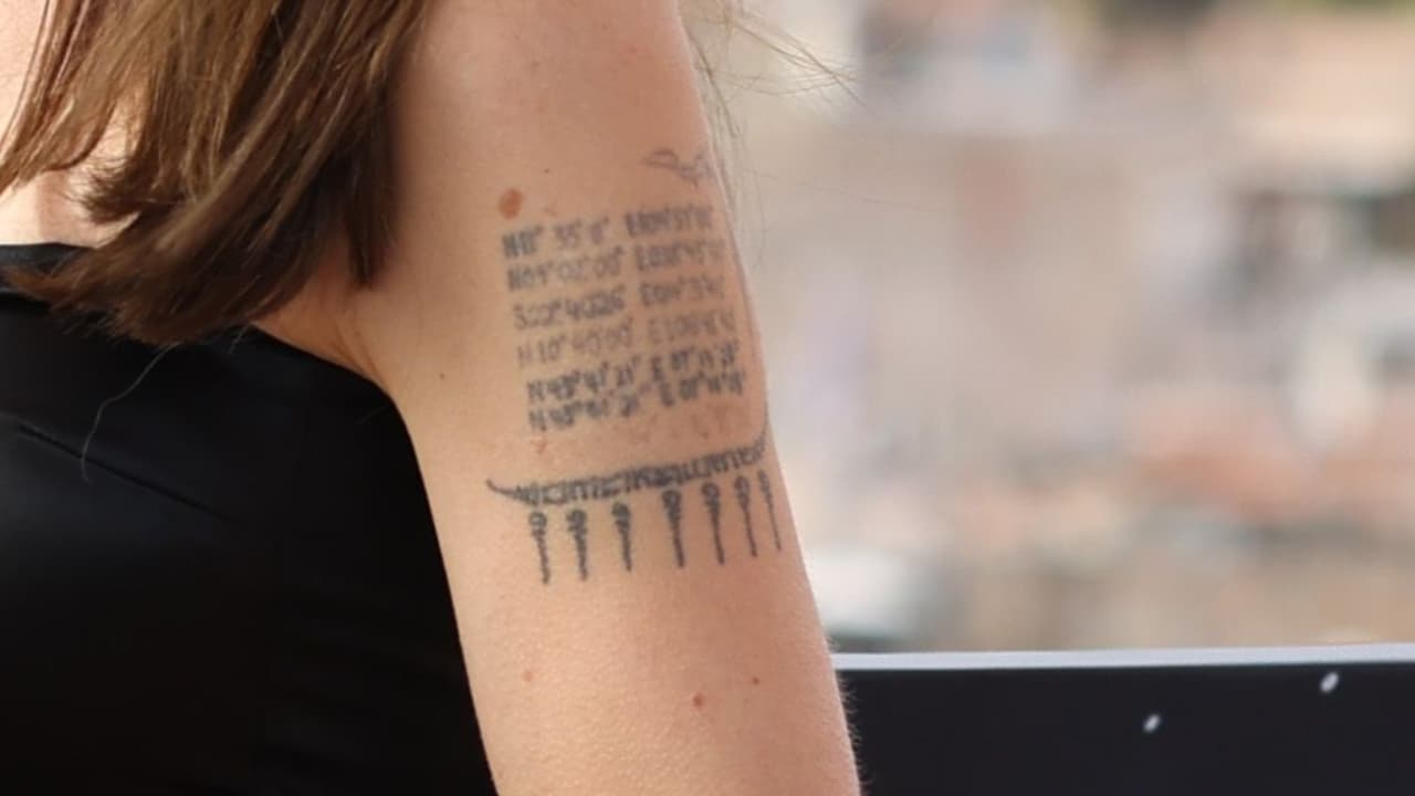 No queda claro si Jolie está en proceso de borrarse el tatuaje sobre Pitt a través de un procedimiento estético o si simplemente se cubrió la marca con maquillaje. Este close up muestra que el tatuaje sobre Brad no ha desaparecido por completo.