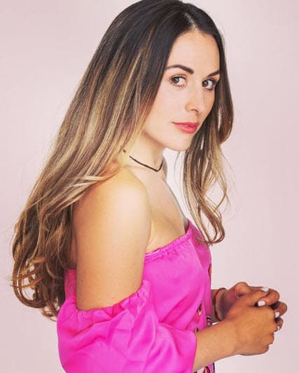 Zuria Vega es Julieta, una mujer moderna y muy inteligente para los negocios. Además, es trabajadora, honesta y tierna y cariñosa cuando debe serlo. Está casada con Robert, quien parecía ser el partido perfecto hasta que apareció su familia política.