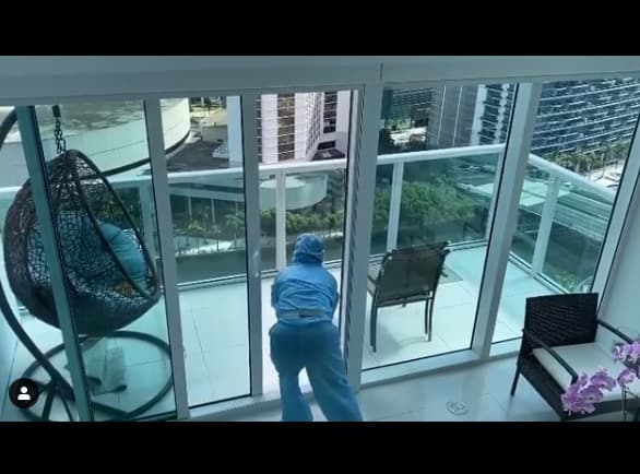 "Feliz inicio de semana. Sigo en reposo en casa, descansado, pero me levanté hoy un ratito mientras me desinfectaban todo el apartamento", señaló Clarissa junto a un video en el que aparecen sanitizando su hogar, sitio en el que la hemos visto pasar esta cuarentena.