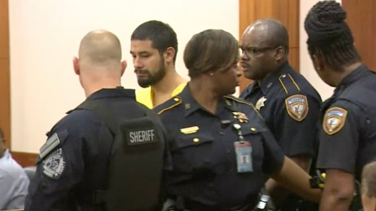 Solís mató al sargento de la policía de Houston, 
<a href="https://www.univision.com/local/houston-kxln/recuperan-una-segunda-arma-de-fuego-del-sospechoso-que-disparo-al-oficial-brewster">Christopher Brewster, </a>de 32 años, el 7 de diciembre de 2019.