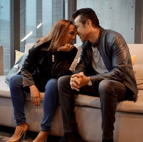 Recientemente Consuelo Duval causó polémica entre sus seguidores al publicar esta fotografía junto a un emotivo mensaje para Adrián: "Eres mi inspiración Adrián Uribe. Has traído tantas cosas buenas a mi vida! Quiero estar contigo todo el tiempo que me reste de vida!!💍🙏🏻💞 y hasta te doy permiso de tener novia! Te amo Adrián!! Y no puedo creer que nos vamos a presentar en Nueva York. ¡Qué nerviaaas!", expresó en su cuenta de Instagram.