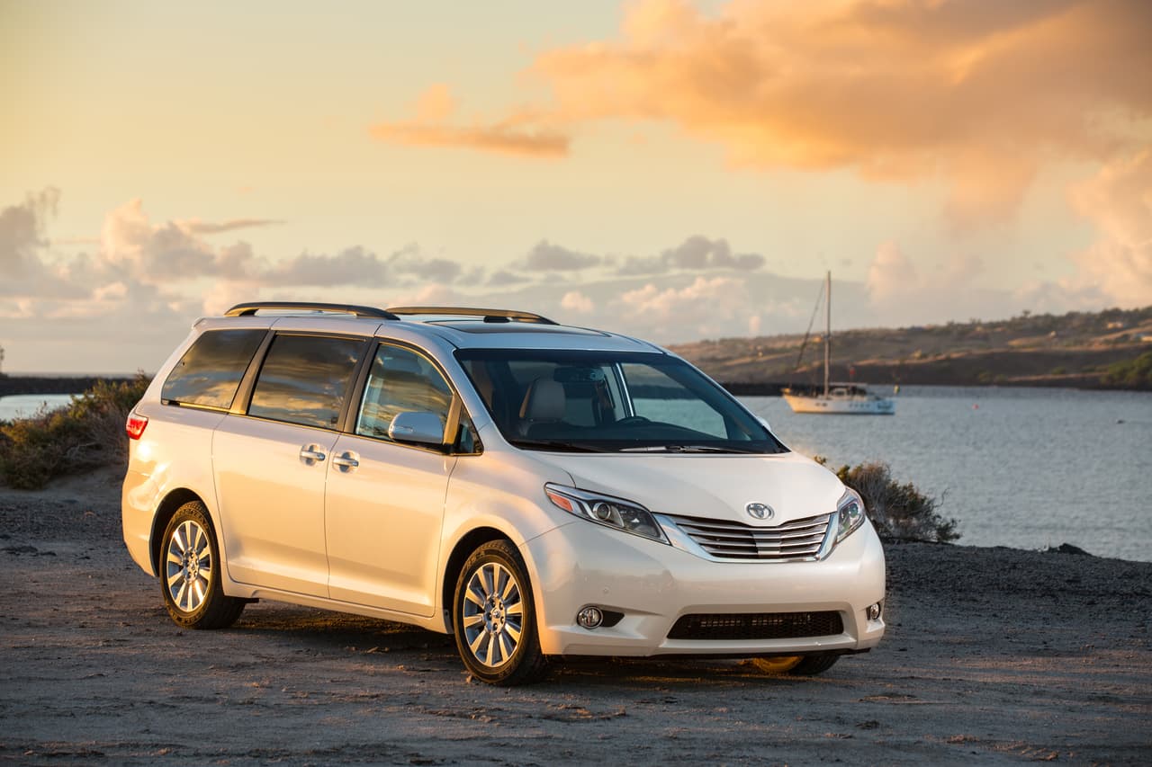 Mejor minivan: Toyota Sienna 2016. Aunque el mundo de las minivans no es lo que era hace un par de décadas, las mismas siguen siendo una excelente alternativa para el transporte familiar por lo que muchos fabricantes no la abandonan. Para Consumer Reports la mejor es la Sienna de Toyota por práctica, espaciosa y multifuncional. Habrá que ver como se compara con la excelente Pacifica de Chrysler. Manténganse en sintonía.